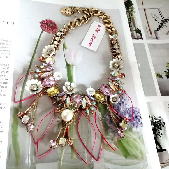 BETSEY JOHN Buzz Off Lucite Frontal Necklace - Picture 6 of 12